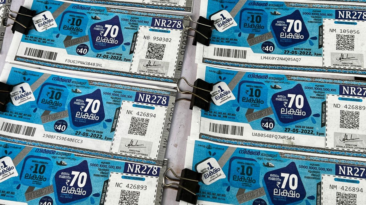 ജോയിന്റ് അക്കൗണ്ട് തുടങ്ങിയ ശേഷം പണം കൈപ്പറ്റുന്നതിനായും ഒരാളെ ചുമതലപ്പെടുത്താവുന്നതാണ്. ജോയിന്റ് അക്കൗണ്ടിന്റെ മുഴുവന്‍ അംഗങ്ങളുടെയും വിവരങ്ങള്‍ ഭാഗ്യക്കുറി വകുപ്പിന് നല്‍കേണ്ടതാണ്. (Image Credits: NurPhoto/Getty Images Creative)