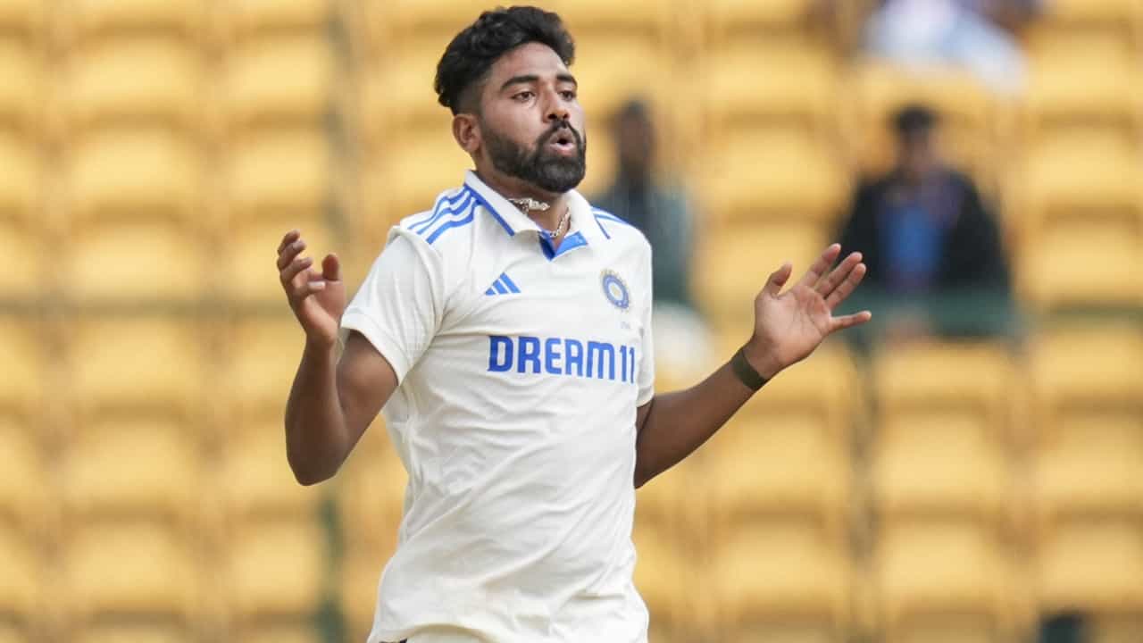 Mohammed Siraj : അമ്പോ, ഇതെന്ത് മറിമായം ! പന്തിന്റെ വേഗത 181.6 കി.മീ, ഡിഎസ്പി സിറാജിനെ വാഴ്ത്തി സോഷ്യല് മീഡിയ, യഥാര്ത്ഥത്തില് സംഭവിച്ചത് Mohammed Siraj : അമ്പോ, ഇതെന്ത് മറിമായം ! പന്തിന്റെ വേഗത 181.6 കി.മീ, ഡിഎസ്പി സിറാജിനെ വാഴ്ത്തി സോഷ്യല് മീഡിയ, യഥാര്ത്ഥത്തില് സംഭവിച്ചത്