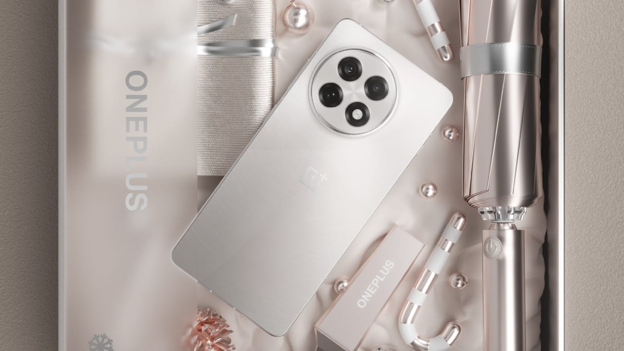 വൺപ്ലസ് 12 രണ്ട് വേരിയൻ്റുകളിലാണ് ഇറങ്ങിയത്. 12 ജിബി റാം - 256 ജിബി മെമ്മറി വേരിയൻ്റിന് 64,999 രൂപയും 16 ജിബി റാം - 512 ജിബി മെമ്മറി വേരിയൻ്റിന് 69,999 രൂപയുമായിരുന്നു വില. ഇതേ വേരിയൻ്റുകളിൽ തന്നെയാവും വൺപ്ലസ് 13 മോഡലും ഇറങ്ങുക എന്നാണ് സൂചനകൾ. (Image Courtesy - Social Media)
