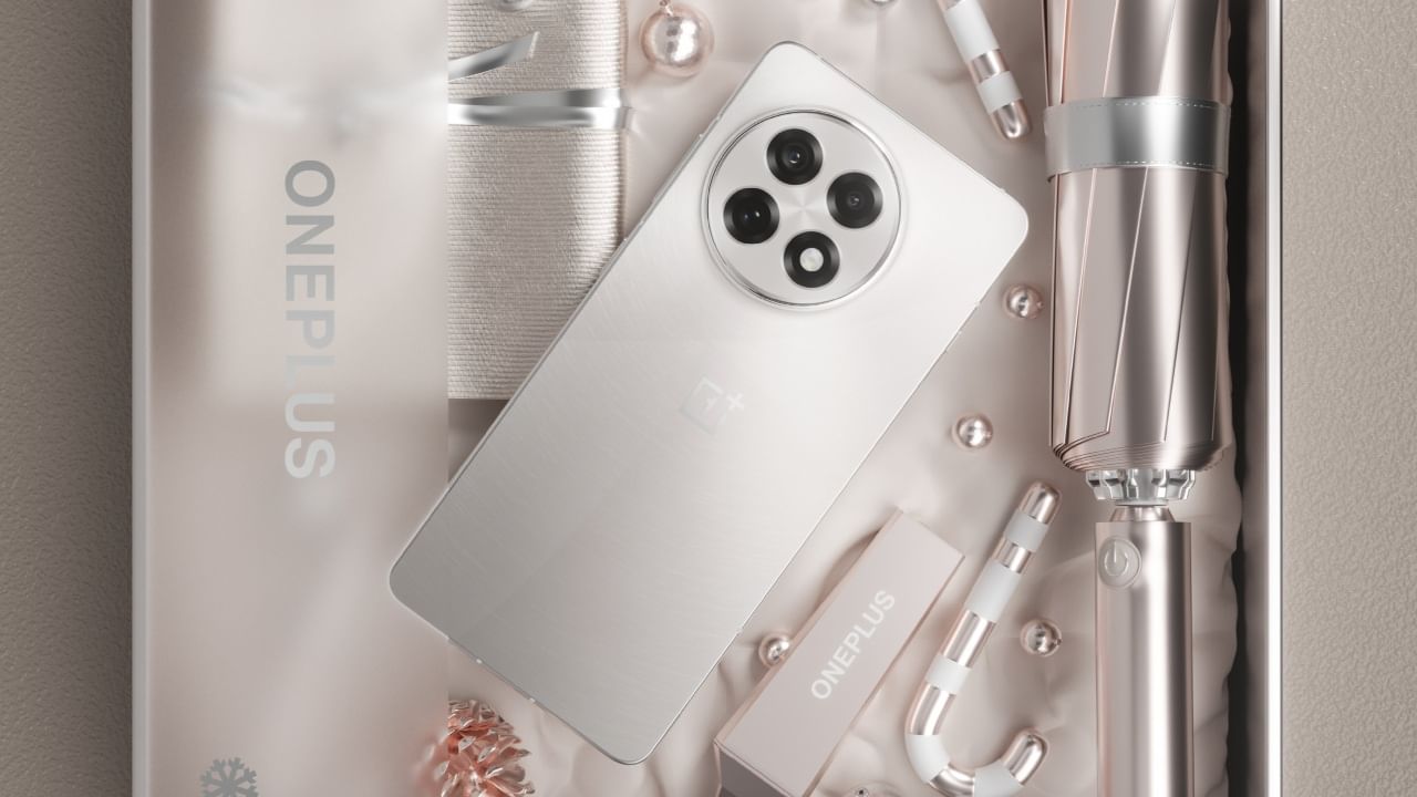 വൺപ്ലസ് 12 രണ്ട് വേരിയൻ്റുകളിലാണ് ഇറങ്ങിയത്. 12 ജിബി റാം - 256 ജിബി മെമ്മറി വേരിയൻ്റിന് 64,999 രൂപയും 16 ജിബി റാം - 512 ജിബി മെമ്മറി വേരിയൻ്റിന് 69,999 രൂപയുമായിരുന്നു വില. ഇതേ വേരിയൻ്റുകളിൽ തന്നെയാവും വൺപ്ലസ് 13 മോഡലും ഇറങ്ങുക എന്നാണ് സൂചനകൾ. (Image Courtesy - Social Media)