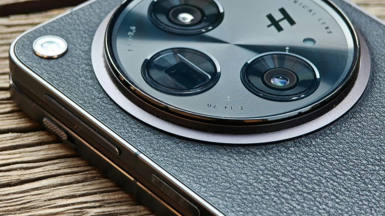 ഓപ്പോ ഫൈൻഡ് എൻ5ൻ്റെ റീബാഡ്ജ്ഡ് വേർഷനായാവും വൺപ്ലസ് ഓപ്പൺ 2 പുറത്തിറങ്ങുക എന്നാണ് സൂചന. ഏറ്റവും പുതിയ സ്നാപ്ഡ്രാഗൺ 8 എലീറ്റ് ചിപ്സെറ്റിലാവും ഫോൺ പ്രവർത്തിക്കുക എന്നും സോഷ്യൽ മീഡിയയിൽ ടിപ്സ്റ്ററുകളുടേതായി പ്രചരിക്കുന്ന ചില പോസ്റ്റുകളിൽ സൂചനയുണ്ട്. (Image Courtesy - Social Media)