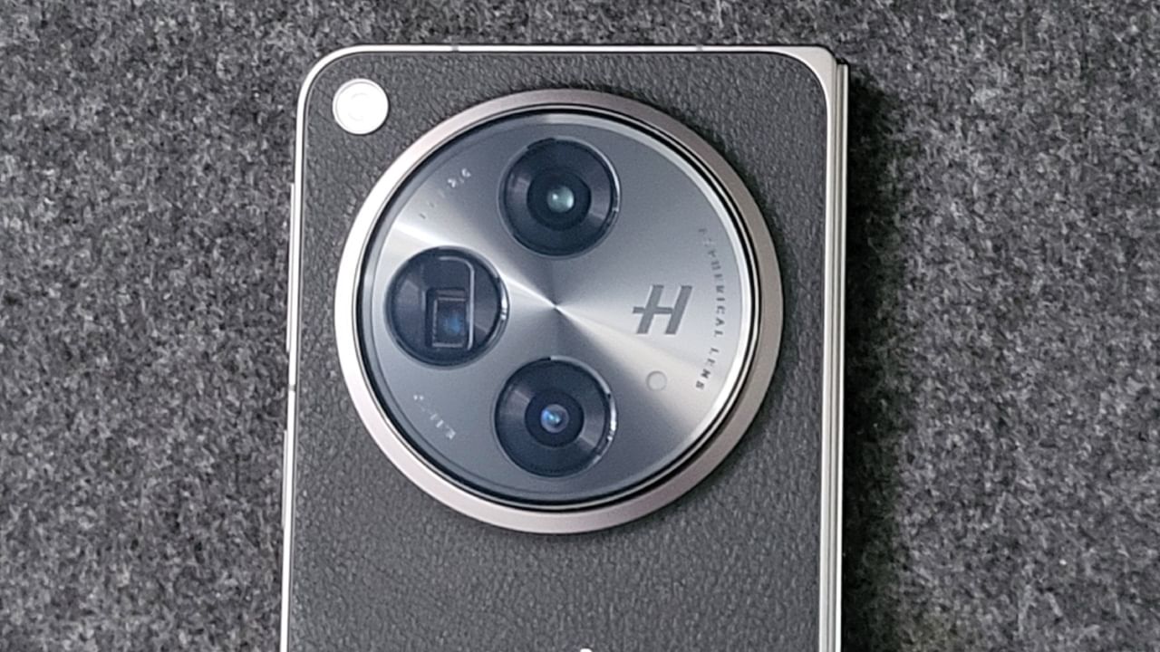 നേരത്തെ പ്രചരിച്ച ചില വിവരങ്ങളിൽ ഫോണിൻ്റെ സ്പെക്സിനെപ്പറ്റിയുള്ള സൂചനകളുണ്ടായിരുന്നു. സോഷ്യൽ മീഡിയയിലൂടെ പ്രചരിച്ച ഈ സൂചനകൾ പ്രകാരം കൂടുതൽ വലിപ്പമുള്ള ഡിസ്പ്ലേ ആവും ഫോണിനുണ്ടാവുക എന്ന് സൂചനയുണ്ട്. 5700 എംഎഎച്ചിൻ്റെ വലിയ ബാറ്ററിയും ഫോണിലുണ്ടാവും. (Image Courtesy - Social Media)