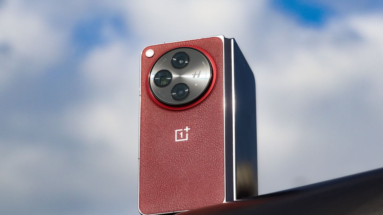 കസ്റ്റമൈസ്ഡായ യുഎസ്ബി പോർട്ടാവും ഫോണിനുണ്ടാവുക എന്ന് കമ്പനി പറഞ്ഞിരുന്നു. ഹേസൽബ്ലാഡ് ട്യൂൺഡ് റിയർ ക്യാമറയാവും ഫോണിനുണ്ടാവുക എന്നും വിവരമുണ്ട്. എന്നാൽ, ഇക്കാര്യത്തിൽ ഇതുവരെ ഔദ്യോഗികമായ സ്ഥിരീകരണം ഉണ്ടായിട്ടില്ല. (Image Courtesy - Social Media)