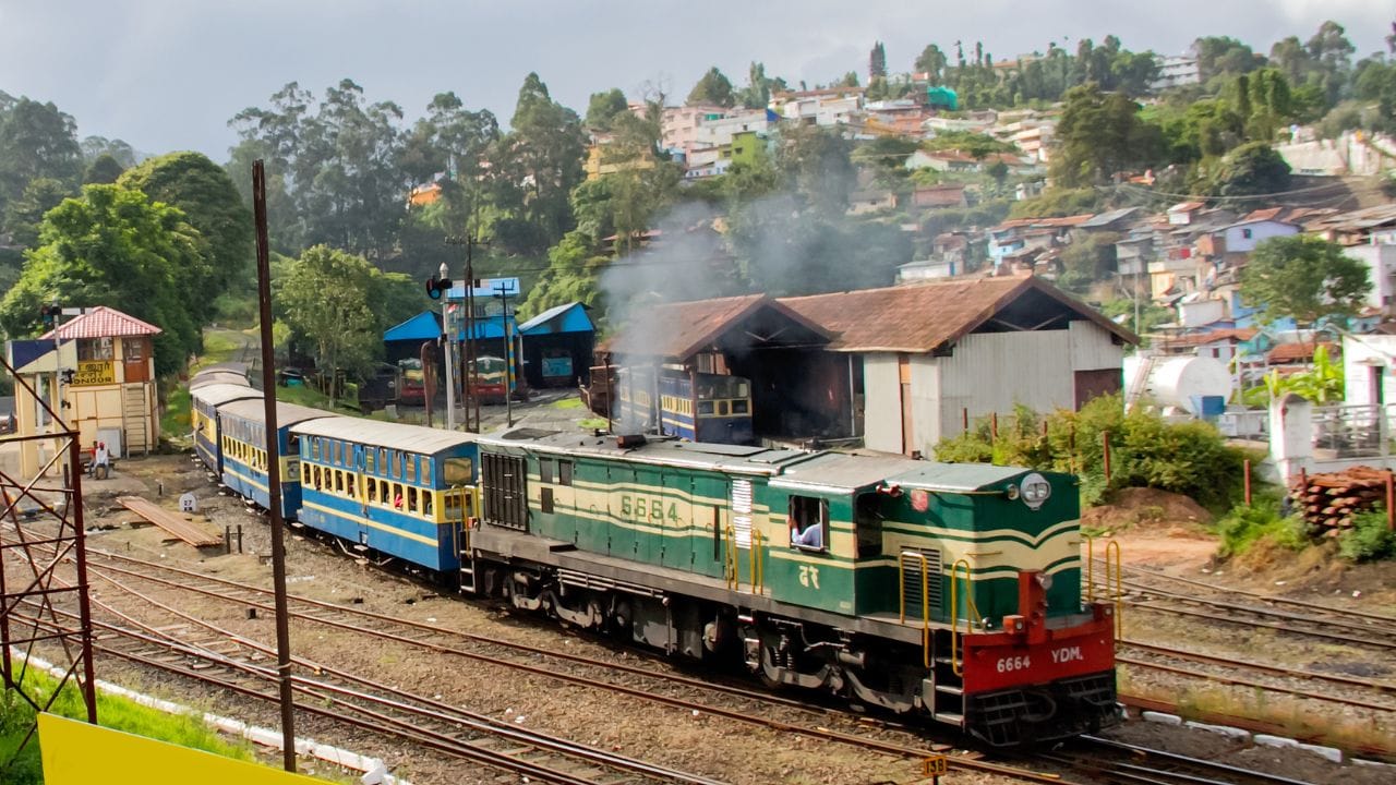 യാത്രകള്‍ പോകാന്‍ എല്ലാവര്‍ക്കും ഇഷ്ടമല്ലേ? ഇത്തവണത്തെ ക്രിസ്തുമസ് അവധിക്ക് എങ്ങോട്ട് പോകാനാണ് പദ്ധതിയിട്ടിരിക്കുന്നത്. എവിടെയും മനസില്‍ വരുന്നില്ലെങ്കില്‍ ഈ അവധിക്കാലം ഊട്ടിയില്‍ ആഘോഷിച്ചാലോ? Dethan Punalur/Getty Images Creative)