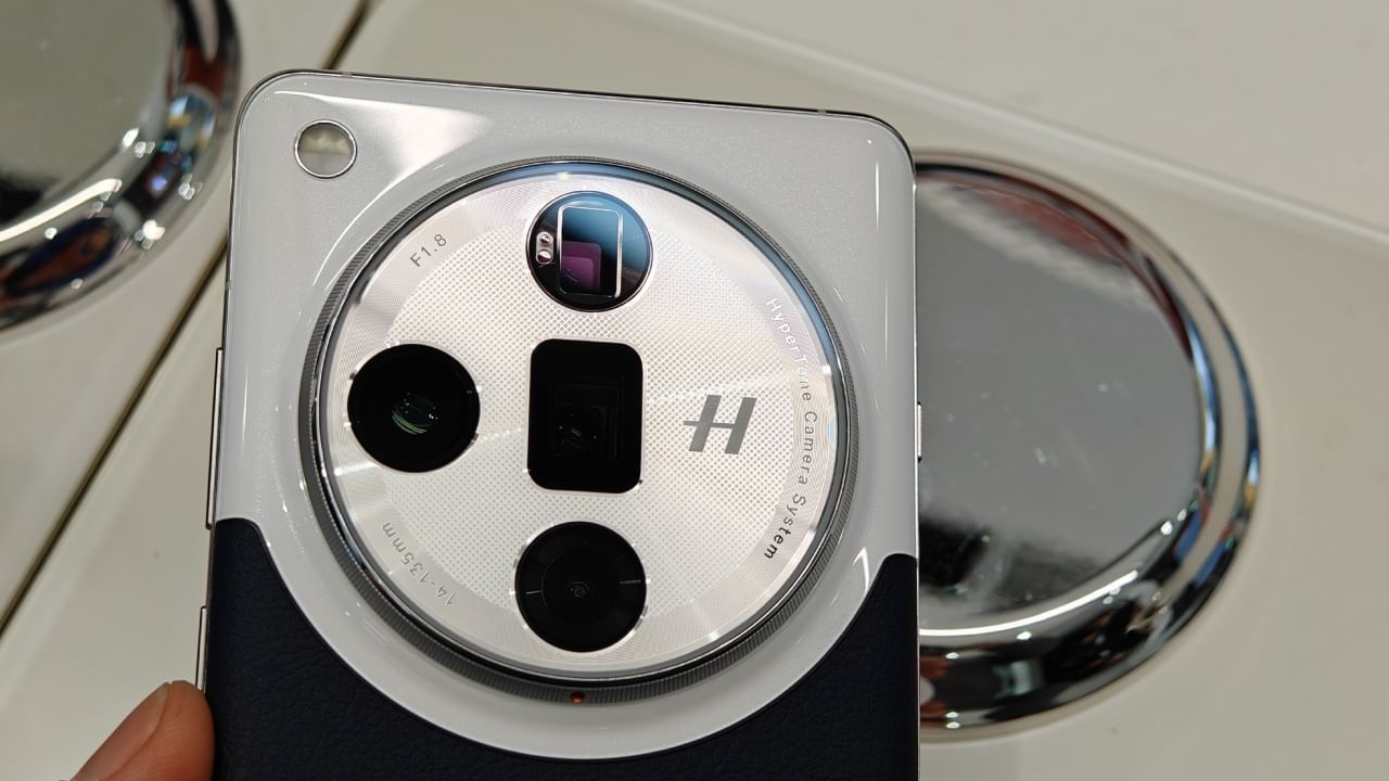 ആൻഡ്രോയ്ഡ് 15 അടിസ്ഥാനമാക്കി കളർഒഎസ് സ്കിൻ ആണ് ഫോണിലുള്ളത്. 6.7 ഇഞ്ച് ഫുൾ എച്ച്ഡി അമോഎൽഇഡി സ്ക്രീനാണ് ഫോണിലുള്ളത്. ഡ്യുവൻ നാനോ സിം സപ്പോർട്ടിംഗ് ഫോണാണ് ഇത്. ന്യൂ ഇയർ റെഡ്, ക്വാർട്സ് വൈറ്റ്, റോക്ക് ബ്ലാക്ക്, സാൻഡ്സ്റ്റോം പർപ്പിൾ എന്നീ നിറങ്ങളിൽ ഫോൺ ലഭിക്കും. (Image Credits - Getty Images)