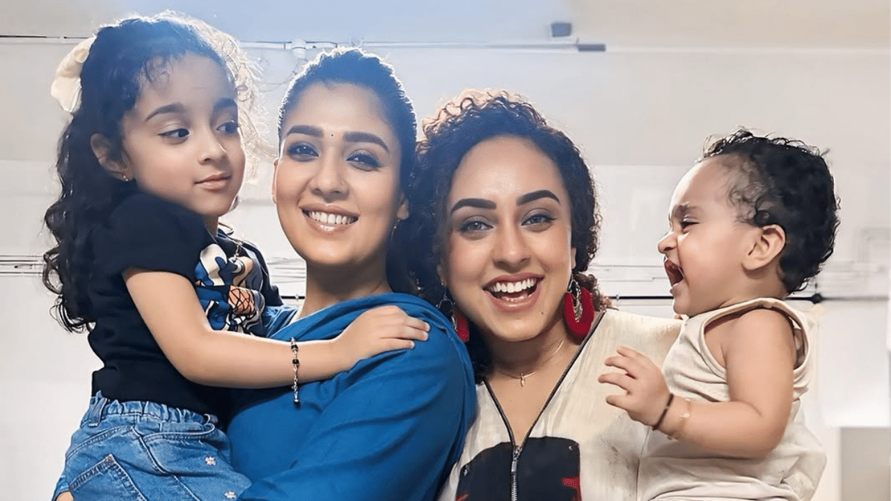 തെന്നിന്ത്യൻ സൂപ്പർ താരം നയൻതാരയ്ക്ക് ഒപ്പമുള്ള ചിത്രമാണ് പേർളി പങ്കുവെച്ചത്. പേർളിയും, പേർളിയുടെ രണ്ട് മക്കളും, നയൻതാരയുമാണ് ചിത്രത്തിലുള്ളത്. ഇതിനകം ചിത്രങ്ങൾ വൈറൽ ആയി കഴിഞ്ഞു. (Image Credits: Pearle Maaney Instagram)