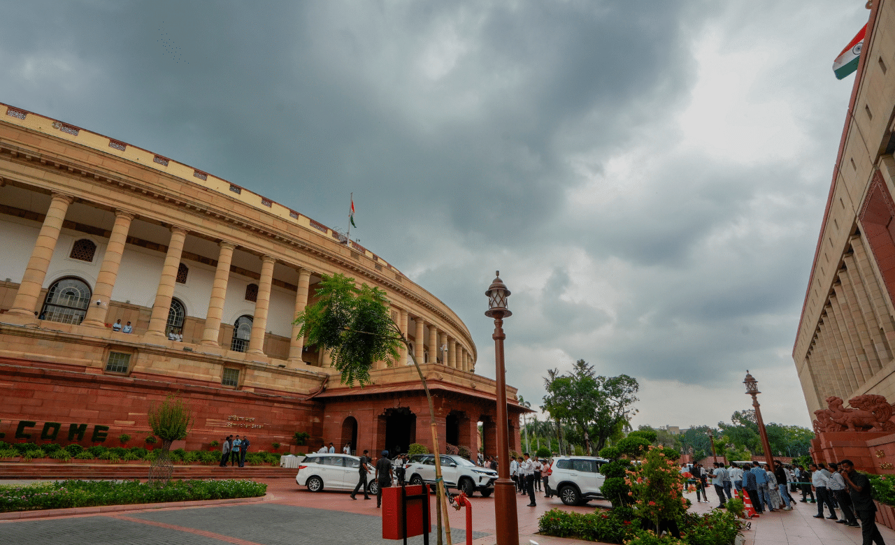 പാർലമെന്റ് സമ്മേളനം ഇല്ലാത്തപ്പോൾ അക്കാദമിക് വിദഗ്ധർ, പബ്ലിക് പോളിസി കേന്ദ്രങ്ങളിലെ പ്രമുഖർ, തുടങ്ങി സമൂഹത്തിലെ ഉന്നതരുമായി സംവദിക്കുകയും എംപിയുടെ മണ്ഡലവുമായി ബന്ധപ്പെട്ട പ്രവർത്തനങ്ങൾ നടത്തുകയും വേണം. (Image Credits: PTI)