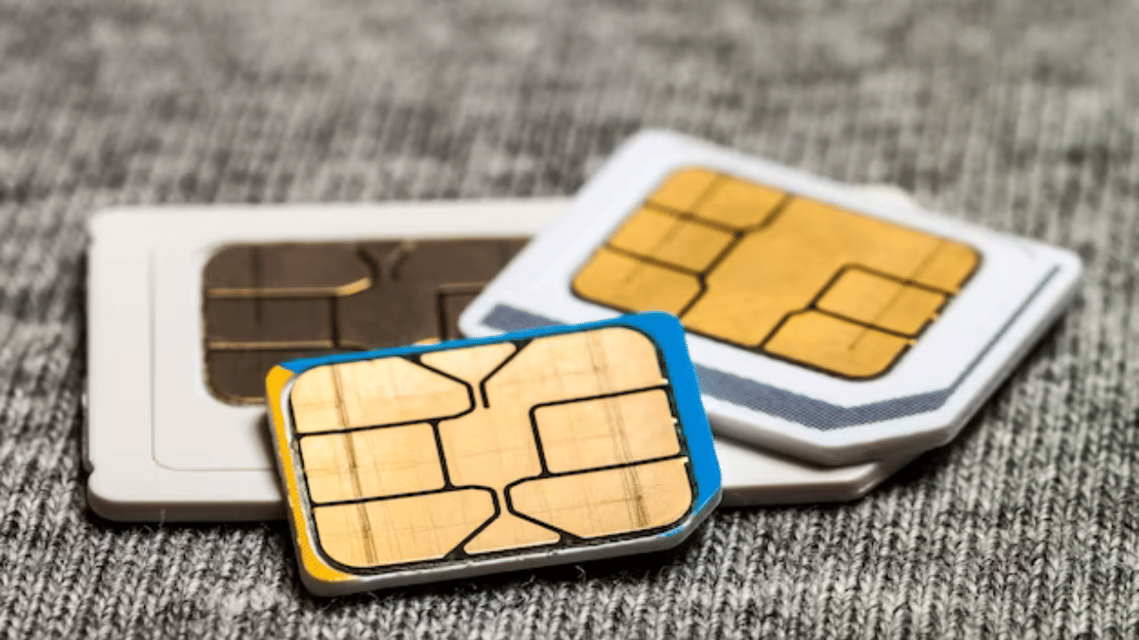 ഒരു ആധാർ ഉപയോഗിച്ച് എത്ര സിം കാർഡുകൾ എടുക്കാൻ പറ്റും? ഇത്തരത്തിൽ സിം കാർഡുമായി ബന്ധപ്പെട്ട കൂടുതൽ വിവരങ്ങൾ അറിയാം.  ഒരു ആധാർ കാർഡ് ഉപയോഗിച്ച് ഒരു വ്യക്തിക്ക് പരമാവധി ഒൻപത് സിംകാർഡുകൾ വരെ എടുക്കാൻ സാധിക്കുക. (Image Credits: Freepik)
