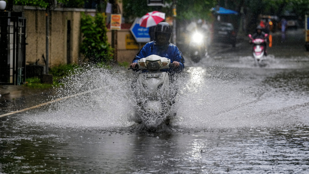 Kerala Rain Alert: ന്യൂനമർദ്ദം; സംസ്ഥാനത്ത് വരും ദിവസങ്ങൾ മഴ ശക്തമാകും, ഈ ജില്ലകളിൽ മുന്നറിയിപ്പ്