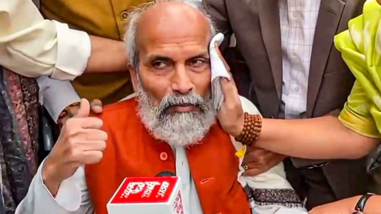 Rahul Gandhi : കരാട്ടെ പഠിച്ചത് എംപിമാരെ കയ്യേറ്റം ചെയ്യാനാണോ?; രാഹുൽ ഗാന്ധി ഉപദ്രവിച്ചു എന്ന് ബിജെപി എംപിമാർ; ചോദ്യവുമായി കിരൺ റിജിജു Rahul Gandhi : കരാട്ടെ പഠിച്ചത് എംപിമാരെ കയ്യേറ്റം ചെയ്യാനാണോ?; രാഹുൽ ഗാന്ധി ഉപദ്രവിച്ചു എന്ന് ബിജെപി എംപിമാർ; ചോദ്യവുമായി കിരൺ റിജിജു