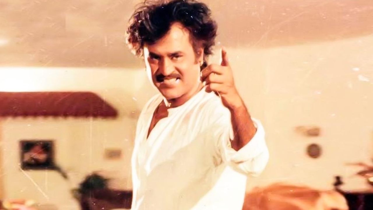 കെ ബാലചന്ദ്രന് സംവിധാനം ചെയ്ത് 1975 ഓഗസ്റ്റ് 18ന് പുറത്തിറങ്ങിയ അപൂര്വരാഗങ്ങള് എന്ന ചിത്രത്തിലൂടെയാണ് രജനികാന്ത് ബിഗ് സ്ക്രീനിലേക്ക് എത്തുന്നത്. കമല്ഹാസന്, ശ്രീവിദ്യ, ജയസുധ എന്നിവര്ക്കൊപ്പമായിരുന്നു അഭിനയിച്ചത്. (Image Credits: Social Media)