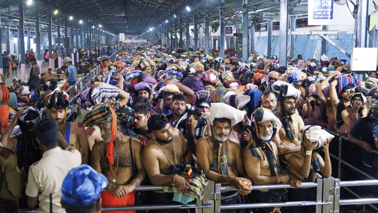 Sabarimala Mandala Kalam 2024: ഒരു നോക്ക് കാണാൻ... ശബരിമലയിൽ തീർഥാടക തിരക്ക്; ദർശനം നടത്തിയവരുടെ എണ്ണം 17 ലക്ഷത്തിനുമേൽ