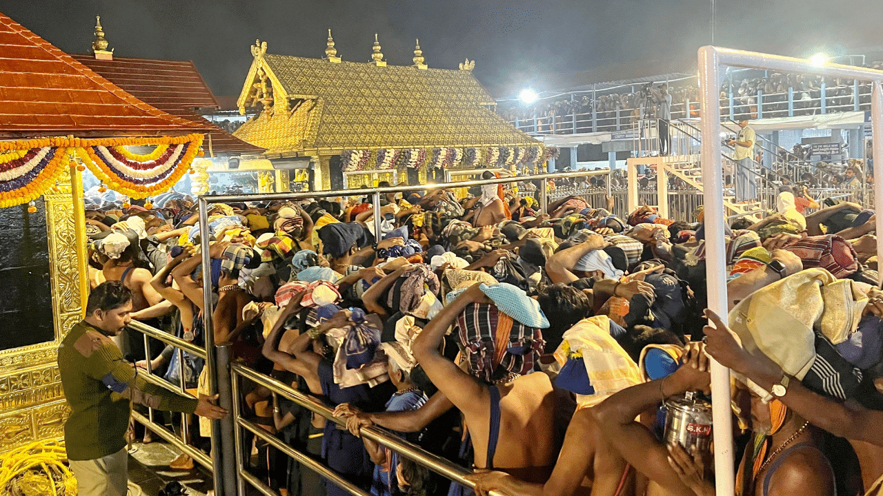 Sabarimala Mandala Kalam 2024: അയ്യനെ കാണാൻ ഭക്തജന സാ​ഗരം; തങ്ക അങ്കി ഘോഷയാത്ര ആരംഭിച്ചു