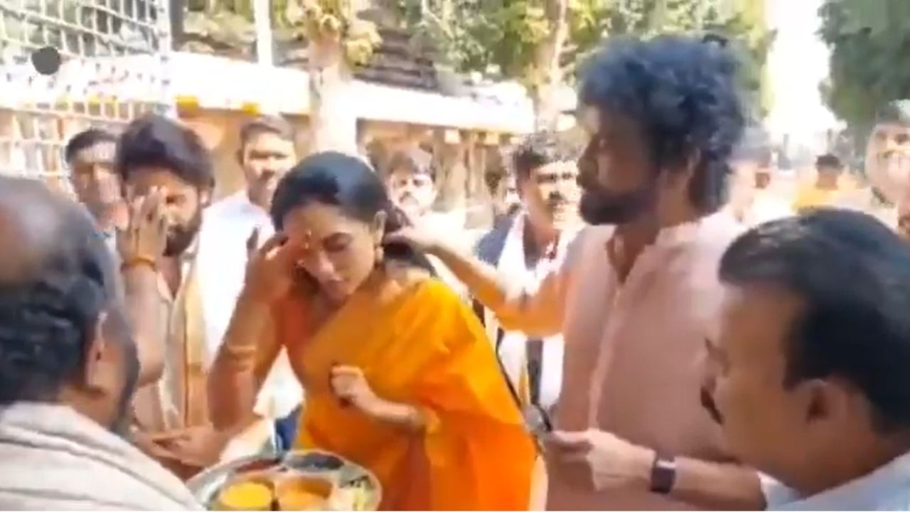 നാഗാര്ജുനയുടെ പ്രവൃത്തി ഒട്ടും ശരിയായില്ലെന്നാണ് സോഷ്യല് മീഡിയയിലൂടെ പലരും അഭിപ്രായപ്പെടുന്നത്. ശോഭിത ഇവരില് ആരുടെ ഭാര്യയാണ്? അച്ഛന്റെയോ അതോ മകന്റെയോ? നാഗാര്ജുന ശോഭിതയുടെ ഭര്ത്താവാണ് എന്ന രീതിയിലാണ് പെരുമാറുന്നത്. എന്തിനാണ് നാഗാര്ജുന ശോഭിതയുടെ മുടി മാറ്റിയിട്ട് കൊടുത്തത് തുടങ്ങിയ കമന്റുകളാണ് ഇവരുടെ ക്ഷേത്ര ദര്ശന വീഡിയോക്ക് താഴെ എത്തുന്നത്. (Image Credits: Screengrab)