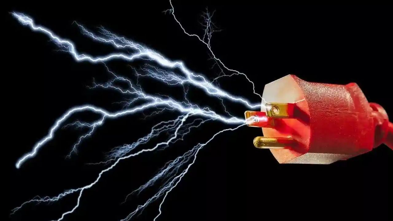 Young Man Dies of Electric Shock: വിവാഹ പന്തല് അഴിക്കുന്നതിനിടെ യുവാവ് ഷോക്കേറ്റ് മരിച്ചു Young Man Dies of Electric Shock: വിവാഹ പന്തല് അഴിക്കുന്നതിനിടെ യുവാവ് ഷോക്കേറ്റ് മരിച്ചു