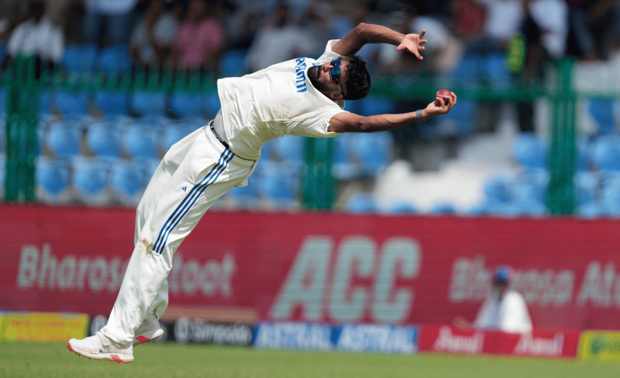 ചട്ടപ്രകാരം എതിർ ടീമിലെ താരത്തിന് നേരെയോ അമ്പയറിന് നേരെയോ യാതൊരു പ്രകോപനവുമില്ലാതെ പന്തെറിയുന്നത് കുറ്റകരമാണ്. താരത്തിന് മത്സ‌ര വിലക്കോ,  മാച്ച് ഫീയുടെ നിശ്ചിത ശതമാനം പിഴയോ ആവും ഐസിസി ചുമത്തുക.  (​ Image Credits: PTI)