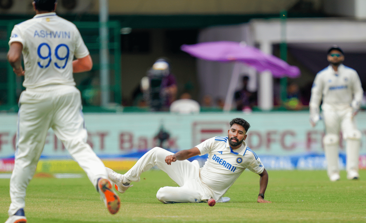 പിങ്ക് ബോൾ ടെസ്റ്റിൽ ഓസീസ് ഇന്നിം​ഗ്സിന്റെ 25-ാം ഓവറിലാണ് സംഭവം. ബൗളിം​ഗ് ആക്ഷൻ പൂർത്തിയാക്കിയ സമയത്ത് സിറാജിനോട് ബൗൾ ചെയ്യുന്നത് നിർത്താൻ ലെബുഷെയ്ൻ ആവശ്യപ്പെട്ടിരുന്നു. താരം പന്തെറിയാൻ ക്രീസിലേക്കെത്തിയപ്പോൾ ലെബുഷെയ്ൻ പിന്മാറുകയായിരുന്നു.  (​ Image Credits: PTI)