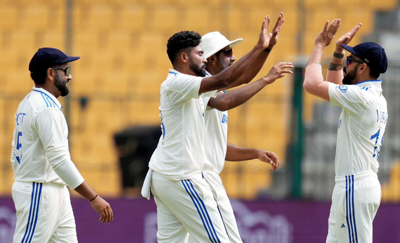 വിക്കറ്റിൽ‌ നിന്ന് മാറിയാണ് ലെബുഷെയ്ൻ നിന്നിരുന്നതെങ്കിലും സിറാജിന്റെ ഈ പ്രവൃത്തി താരത്തെയും രോഷാകുലനാക്കി. പിന്നാലെ ഇരുവരും തമ്മില്‍ ​വാക്കുതർക്കമുണ്ടായി. സംഭവത്തിന്റെ ദ‍ൃശ്യങ്ങളും സോഷ്യൽ മീഡിയയിൽ വൈറലാണ്.  (​ Image Credits: PTI)