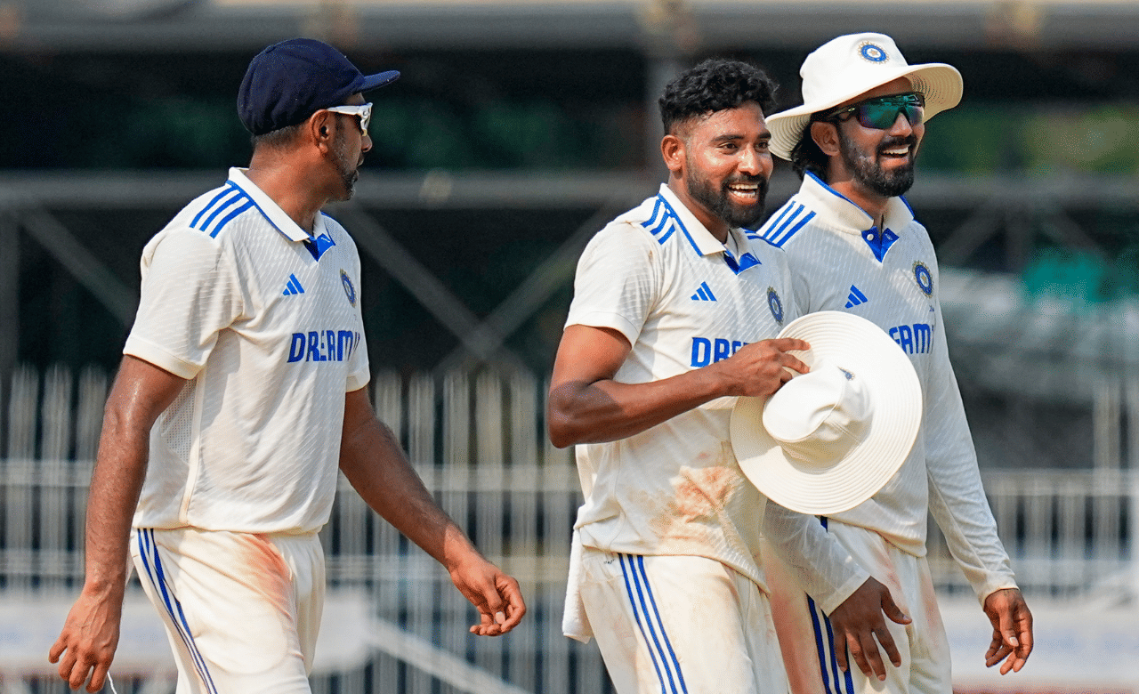 ഡേ നെെറ്റ് ടെസ്റ്റായതിനാൽ ബാറ്റർമാർക്ക് കൃത്യമായി എല്ലാം കാണാനായി സ്റ്റേഡിയത്തിൽ സ്ക്രീൻ സജ്ജമാക്കിയിരുന്നു. ഈ സ്‌ക്രീനിന് മുന്നിലൂടെ ഒരാള്‍ വലിയ വസ്തുവുമായി കടന്നുപോയപ്പോഴാണ് ലെബുഷെയ്ൻ കളി നിര്‍ത്താന്‍ ആവശ്യപ്പെട്ടത്.  (​ Image Credits: PTI)