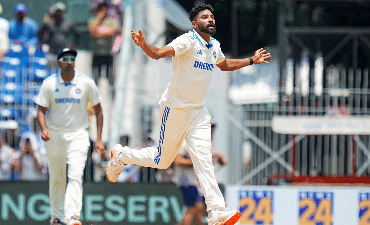 എന്തിനാണ് താരം കളിനിർത്താൻ ആവശ്യപ്പെട്ടതെന്ന് സിറാജിനും വ്യക്തമായിരുന്നില്ല. ഇത് ഇഷ്ടപ്പെടാതിരുന്ന സിറാജ് ദേഷ്യത്തോടെ വിക്കറ്റിന് മുന്നിലേക്ക് പന്ത് വലിച്ചെറിയുകയായിരുന്നു.  (​ Image Credits: PTI)