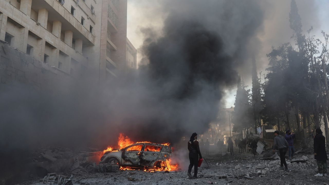 Syria Civil War: ഇത് മികച്ച അവസരം; സിറിയയില് വ്യോമാക്രമണം നടത്തി അമേരിക്ക Syria Civil War: ഇത് മികച്ച അവസരം; സിറിയയില് വ്യോമാക്രമണം നടത്തി അമേരിക്ക