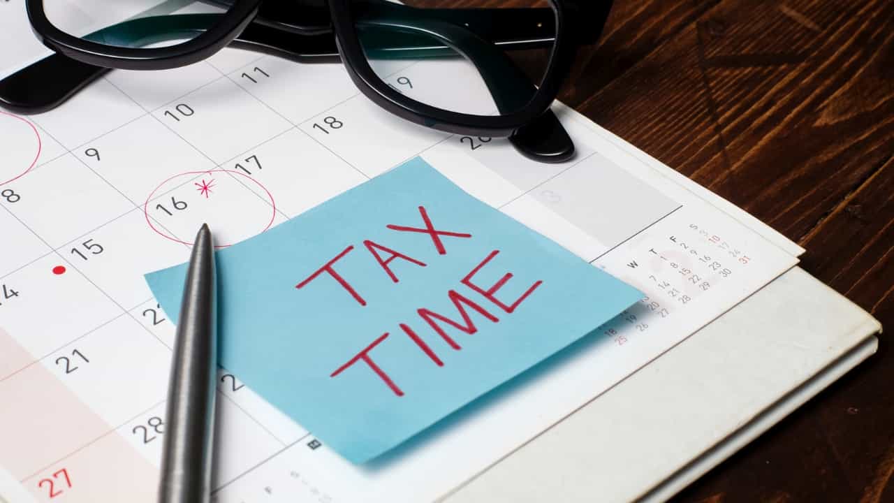 Tax Saving Tips: പുതുവർഷത്തിൽ നിങ്ങൾക്ക് ഈ 9 വഴികളിലൂടെ ആദായനികുതി ലാഭിക്കാം Tax Saving Tips: പുതുവർഷത്തിൽ നിങ്ങൾക്ക് ഈ 9 വഴികളിലൂടെ ആദായനികുതി ലാഭിക്കാം