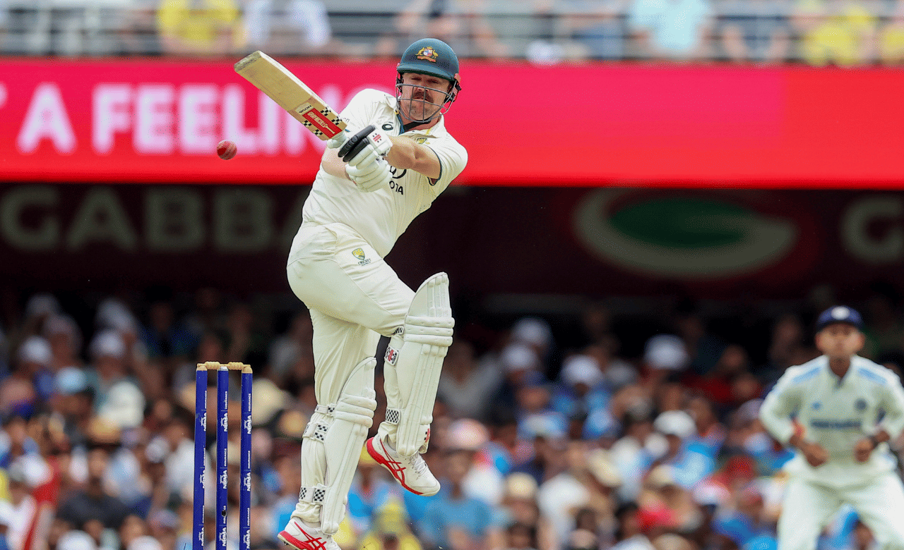 ഇന്ത്യയ്ക്ക് എതിരായ രണ്ടാം ഇന്നിംഗ്സിൽ 10 മിനിറ്റിൽ താഴെ മാത്രമാണ് ട്രാവിസ് ഹെഡ് ഫീൽഡ് ചെയ്യാൻ ഇറങ്ങിയിരുന്നത്. കമന്റേറ്റര് ബ്രെട്ട് ലീയും ഓസ്ട്രേലിയന് ടീം വക്താവും താരത്തിന് പരിക്കേറ്റതായി തറപ്പിച്ച് പറഞ്ഞു. (Image Credits: PTI)