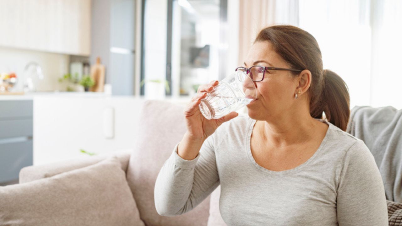 Drinking Too Much Water Side Effects : രാവിലെ എഴുന്നേറ്റാൽ ഉടൻ 4 ലിറ്റർ വെള്ളം കുടിക്കും; അമിതമായ ഈ വെള്ളം കുടി 40കാരിയെ എത്തിച്ചത് മരണത്തിൻ്റെ വക്കിൽ