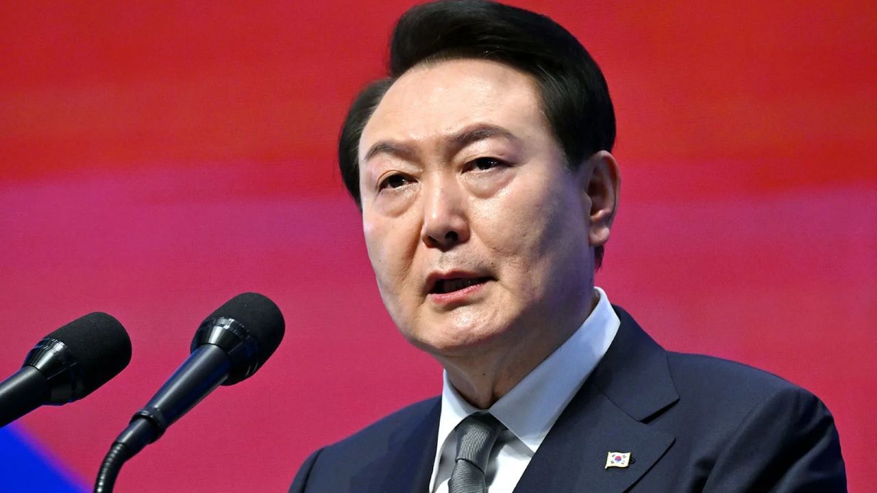 South Korea: ദക്ഷിണ കൊറിയയില് പട്ടാള ഭരണം; കമ്മ്യൂണിസ്റ്റ് ശക്തികളില് നിന്നും സംരക്ഷിക്കാനെന്ന് പ്രസിഡന്റ് South Korea: ദക്ഷിണ കൊറിയയില് പട്ടാള ഭരണം; കമ്മ്യൂണിസ്റ്റ് ശക്തികളില് നിന്നും സംരക്ഷിക്കാനെന്ന് പ്രസിഡന്റ്