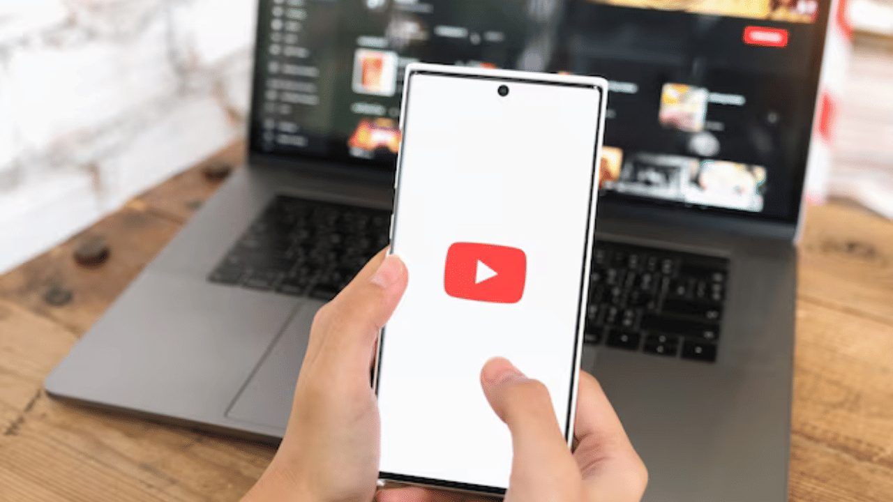 ആവശ്യമുള്ള ഭാഷയിലേക്ക് ടെക്സ്റ്റ് വിവർത്തനം ചെയ്യുന്നതിനായി മെഷീൻ ട്രാൻസ്ലേഷൻ അൽഗോരിതമാണ് ഉപയോഗിക്കുന്നത്. ടെക്സ്റ്റ്-ടു-സ്പീച്ച് മോഡൽ ഉപയോഗിച്ചാണ് യഥാർഥ അവതാരകന്റെ ശബ്ദവും ഉച്ചാരണവും അനുകരിക്കുന്നത്. അവസാനം ഇത് ഒരു പുതിയ ഓഡിയോ ട്രാക്ക് തയ്യാറാക്കുന്നു. (Image Credits: Freepik)