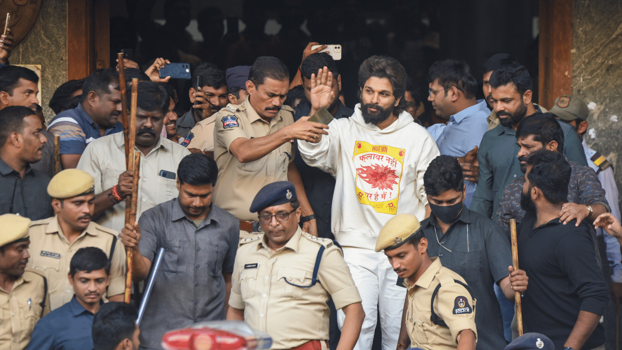Allu Arjun Remanded: അല്ലു അർജുൻ ജയിലിലേക്ക്? കേസ് റദ്ദാക്കണമെന്ന ഹർജിയും ഹൈക്കോടതി തള്ളി; 14 ദിവസത്തേക്ക് റിമാൻഡിൽ Allu Arjun Remanded: അല്ലു അർജുൻ ജയിലിലേക്ക്? കേസ് റദ്ദാക്കണമെന്ന ഹർജിയും ഹൈക്കോടതി തള്ളി; 14 ദിവസത്തേക്ക് റിമാൻഡിൽ