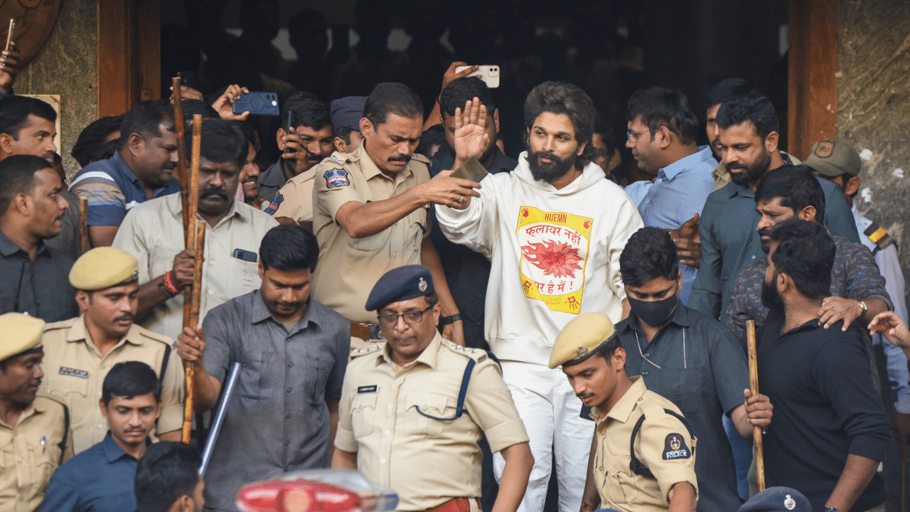 Allu Arjun Remanded: അല്ലു അർജുൻ ജയിലിലേക്ക്? കേസ് റദ്ദാക്കണമെന്ന ഹർജിയും ഹൈക്കോടതി തള്ളി; 14 ദിവസത്തേക്ക് റിമാൻഡിൽ