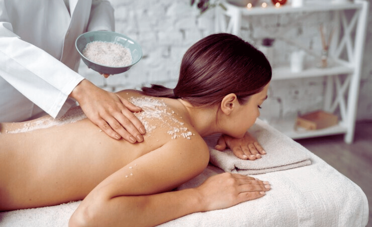 പണം കൊടുത്ത് വാങ്ങുന്ന സ്ക്രബുകൾ നമ്മുടെ ശരീരത്തിന് യോജിച്ചത് ആകണമെന്നില്ല. വീട്ടിൽ തന്നെ നല്ല പ്രകൃതിദത്തമായ സ്ക്രബ് തയ്യാറാക്കി നോക്കിയാലോ? (Image Credits: Freepik)