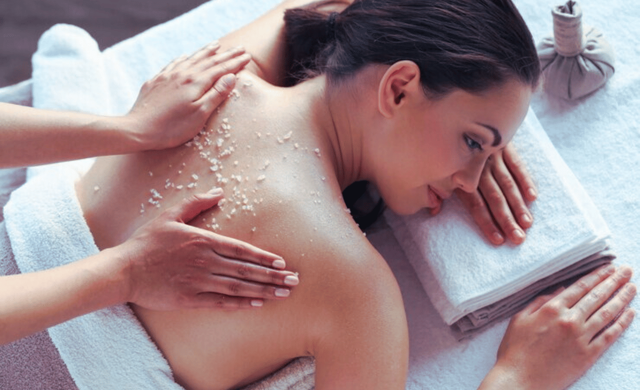 വെളിച്ചെണ്ണയും പഞ്ചസാരയും ഓട്സും ചേർത്തുള്ള സ്ക്രബാണ് നമ്മൾ തയ്യാറാക്കുന്നത്. പ്രകൃതിദത്ത മോയ്സ്ചറൈസറാണ് ഓട്‌സ്. ഇത് ചർമ്മത്തെ മൃദുവാക്കുകയും ചർമ്മത്തിന്റെ ഉപരിതലത്തിലേക്ക് ഈർപ്പം കൊണ്ടുവരികയും ചെയ്യുന്നു. (Image Credits: Freepik)