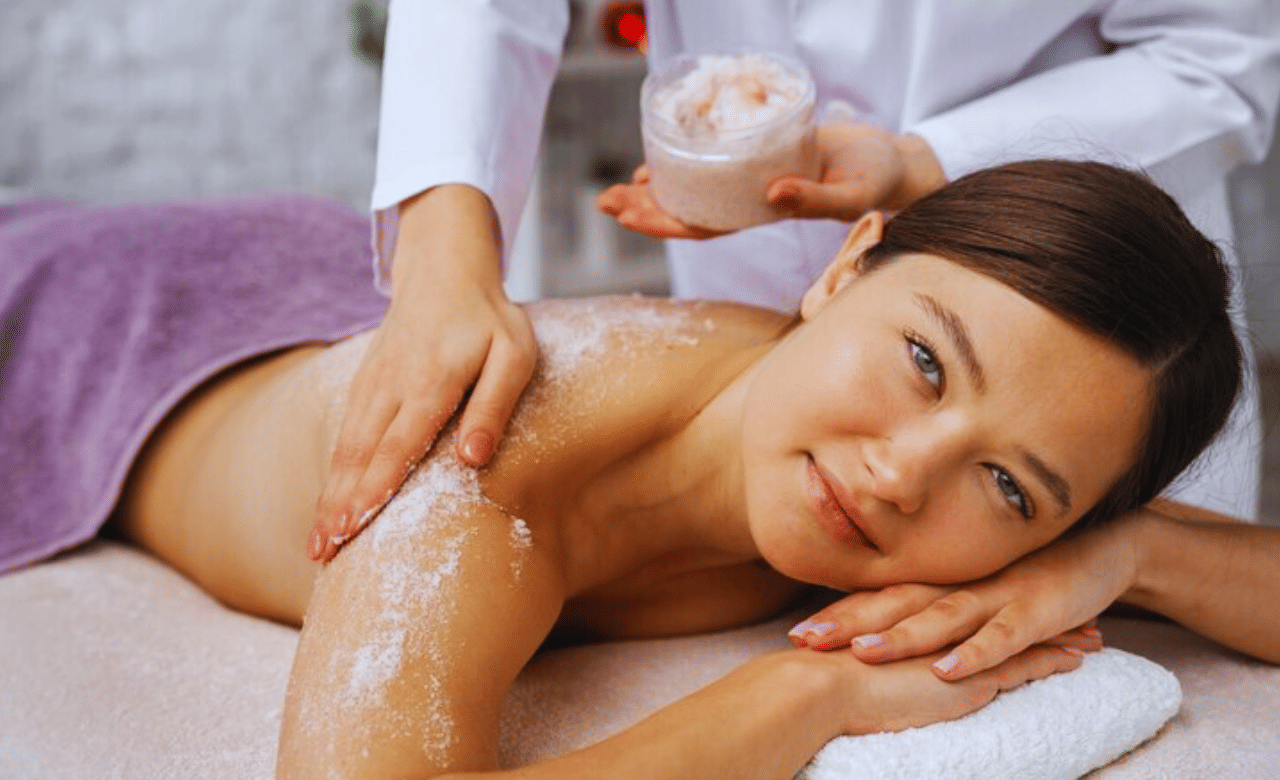 വെളിച്ചെണ്ണ ഒരു ആന്റി-ഇൻഫ്ലമേറ്ററി ആണ്. മുഖത്തെ സുഷിരങ്ങൾ അടയ്ക്കാൻ വെളിച്ചെണ്ണയിലൂടെ സാധിക്കും. പഞ്ചസാര സ്ക്രബായി ഉപയോ​ഗിക്കുന്ന ഒന്നാണ്. (Image Credits: Freepik)