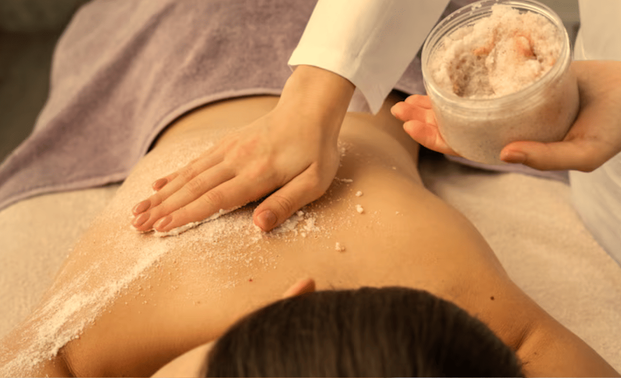 വെളിച്ചെണ്ണയും പഞ്ചസാരയും ഓട്സും ചേർത്തുള്ള സ്ക്രബ് എങ്ങ‌നെയാണ് തയ്യാറാക്കുന്നത് എന്ന് നോക്കാം. ഒരു പാത്രത്തിൽ 3 ടേബിൾസ്പൂൺ വെളിച്ചെണ്ണ, 1/2 കപ്പ് പഞ്ചസാര, കാൽ കപ്പ് ഓട്സ് എന്നിവ നന്നായി മിക്സ് ചെയ്ത്  ശരീരത്തിൽ തേക്കാവുന്നതാണ്. (Image Credits: Freepik)