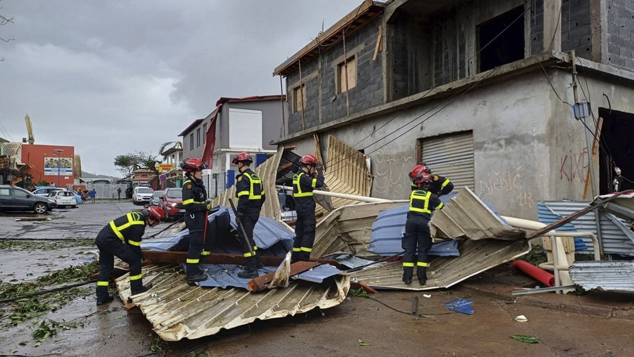 Cyclone Chido : ആഞ്ഞടിച്ച് ചിഡോ ചുഴലിക്കാറ്റ്, ഫ്രാന്സിന്റെ മയോട്ട് ദ്വീപില് കനത്ത നാശം, നിരവധി മരണം Cyclone Chido : ആഞ്ഞടിച്ച് ചിഡോ ചുഴലിക്കാറ്റ്, ഫ്രാന്സിന്റെ മയോട്ട് ദ്വീപില് കനത്ത നാശം, നിരവധി മരണം