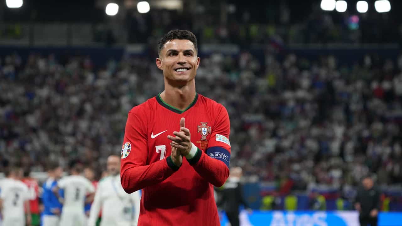 Fifa Football World Cup 2034 Saudi Arabia : ക്രിസ്റ്റ്യാനോ റൊണാൾഡോ ഡബിള് ഹാപ്പി, പ്രവാസികള് അതിലേറെയും; മിഡില് ഈസ്റ്റിലേക്ക് വീണ്ടും കാല്പന്താരവം Fifa Football World Cup 2034 Saudi Arabia : ക്രിസ്റ്റ്യാനോ റൊണാൾഡോ ഡബിള് ഹാപ്പി, പ്രവാസികള് അതിലേറെയും; മിഡില് ഈസ്റ്റിലേക്ക് വീണ്ടും കാല്പന്താരവം