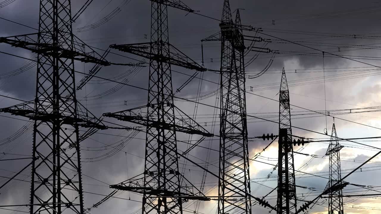 KSEB : വൈദ്യുതി പ്രതിസന്ധിക്ക് പരിഹാരം; 68,000 കോടിയുടെ പദ്ധതികള്‍ കേന്ദ്രത്തിന് സമര്‍പ്പിച്ച് കെഎസ്ഇബി; ക്ലിക്കാകുമോ പുതുനീക്കം?