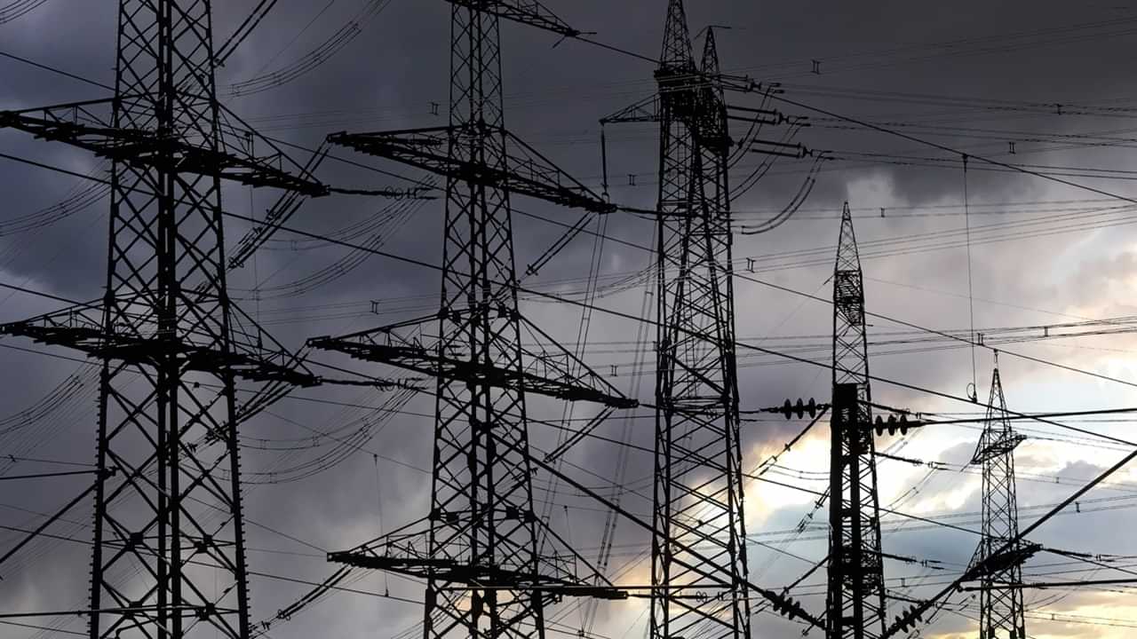 KSEB : വൈദ്യുതി പ്രതിസന്ധിക്ക് പരിഹാരം; 68,000 കോടിയുടെ പദ്ധതികള്‍ കേന്ദ്രത്തിന് സമര്‍പ്പിച്ച് കെഎസ്ഇബി; ക്ലിക്കാകുമോ പുതുനീക്കം?