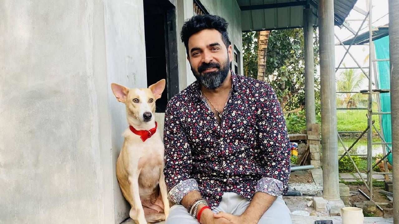 സോഷ്യല് മീഡിയയിലൂടെ നിരന്തരം ആക്രമണം നേരിടേണ്ടി വരാറുണ്ട് ഗോപി സുന്ദറിന്. എന്നാൽ ഈയിടെയ്ക്കായി തനിക്കെതിരെ വരുന്ന പരിഹാസങ്ങള്ക്ക് ചുട്ട മറുപടി നല്കാൻ താരം ശ്രമിക്കാറുണ്ട്. ഇപ്പോഴിതാ അത്തരത്തിലുള്ള ഒരു പരിഹാസ കമന്റുമായെത്തിയ വ്യക്തിക്ക് താരം നൽകിയ മറുപടിയാണ് സോഷ്യൽ മീഡിയയിൽ ചർച്ചയായിരിക്കുന്നത്. (Image Credits: Gopi sundar-facebook)