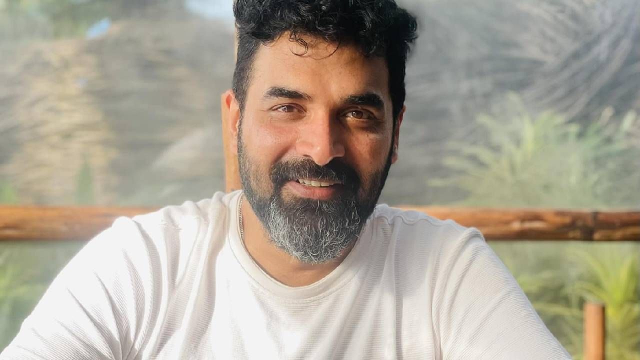 എന്നാൽ ഇതിനു പിന്നാലെ ഗോപി സുന്ദറിന്റെ മറുപടിയും എത്തി. ‘ഈ കാട്ടിൽ ഒരുപാട് കിളികളും പക്ഷികളും മൃഗങ്ങളും ഉണ്ട്,’ ഗോപി സുന്ദർ കുറിച്ചു. കമന്റ് ചര്ച്ചയായി വന്നതോടെ അത് മുക്കി തടി തപ്പിയിരിക്കുകയാണ് ആരാധകന്.(Image Credits: Gopi sundar-facebook)