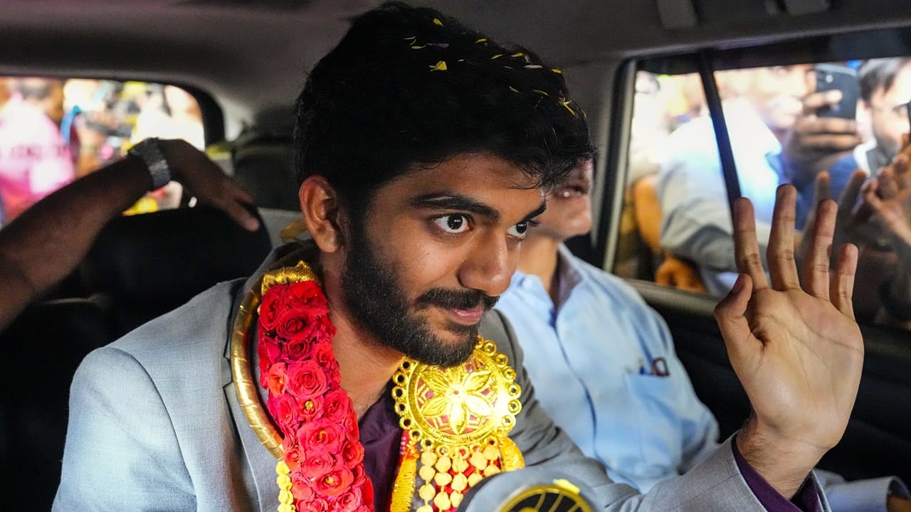 വെറും 18 വയസ് മാത്രമുള്ളപ്പോള്‍ ലോക ചെസ് ചാമ്പ്യനായി ചരിത്രം രചിച്ചിരിക്കുകയാണ് ഇന്ത്യയുടെ ഡി. ഗുകേഷ്. സിംഗപ്പൂരില്‍ നടന്ന മത്സരത്തില്‍ ചൈനയുടെ ഡിങ് ലിറനെയാണ് താരം തോല്‍പിച്ചത് (image credits: PTI)