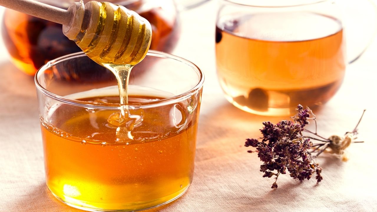 പലര്‍ക്കും കഴിക്കാന്‍ ഇഷ്ടമാണ് തേന്‍. തേനിന് ആരോഗ്യഗുണങ്ങളുമുണ്ട്. പ്രകൃതിദത്തമായ തേന്‍ വിവിധ ഗുണങ്ങള്‍ നല്‍കും. പ്രോട്ടീന്‍, ധാതുക്കള്‍, ആന്റി ഓക്‌സിഡന്റുകള്‍ തുടങ്ങിയവ അടങ്ങിയിരിക്കുന്നു. രോഗപ്രതിരോധ ശക്തിക്കടക്കം ഉത്തമമെന്ന് കരുതുന്നു (Image Credits : Getty)