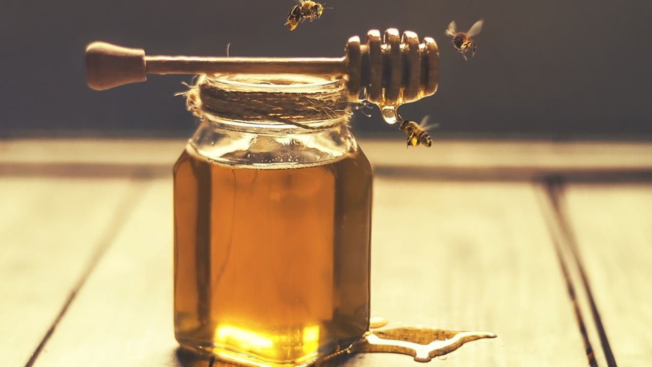 തേന്‍ ചൂടുകൂടിയ വെള്ളത്തില്‍ ഉപയോഗിക്കരുതെന്നാണ് പറയുന്നത്. അതുപോലെ തേന്‍ ചൂടാക്കുന്നത് ഇതിന്റെ പോഷകഗുണങ്ങള്‍ നഷ്ടമാക്കുമെന്നും, അമിതമായി ചൂടാക്കിയാല്‍ ഇത് വിഷലിപ്തമാകുമെന്നും കരുതുന്നു. എന്നാല്‍ തേന്‍ ചൂടാക്കിയാല്‍ കുഴപ്പമില്ലെന്ന് വാദിക്കുന്നവരുമുണ്ട്  (Image Credits : Getty)