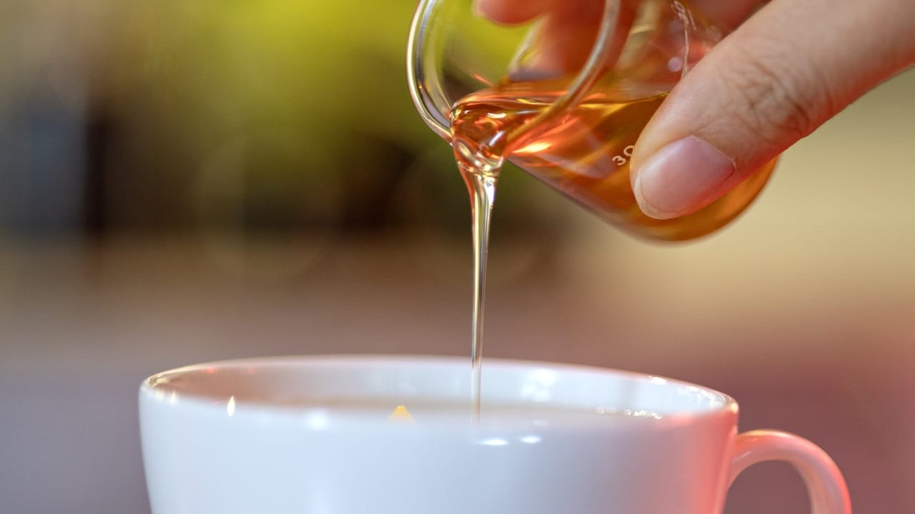 നോണ്‍ വെജിനൊപ്പം തേന്‍ കഴിക്കുന്നത് ആയുര്‍വേദം പ്രോത്സാഹിപ്പിക്കുന്നില്ല. ഇത് ദഹനപ്രശ്‌നമുണ്ടാക്കിയേക്കാം. എല്ലാ നോണ്‍ വെജ് വിഭവങ്ങള്‍ക്കുമൊപ്പം തേന്‍ ഒഴിവാക്കണമെന്നാണ് പറയുന്നത്  (Image Credits : Getty)