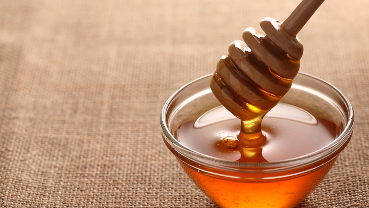 5. തേനും നെയ്യും ഒരുമിച്ച് കഴിക്കരുതെന്നും ആയുര്‍വേദം നിര്‍ദ്ദേശിക്കുന്നു. തേനും നെയ്യും ഒരേ അനുപാതത്തില്‍ ഒരുമിച്ച് കഴിച്ചാല്‍ അത് ശരീരത്തിന് ആരോഗ്യപ്രശ്‌നം സൃഷ്ടിക്കുമത്രേ. ഗുരുതരമായ പ്രശ്‌നങ്ങള്‍ സൃഷ്ടിച്ചേക്കാം  (Image Credits : Getty)