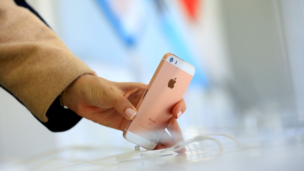 വിലകുറഞ്ഞ ഐഫോൺ എന്നതിനൊപ്പം ഐഫോൺ 17 എയർ മോഡലിൽ ഫീച്ചറുകളും കുറവായിരിക്കും. ഈ മോഡലിൻ്റെ വില ഐഫോൺ 17 സീരീസിലെ പ്രോ മോഡലുകളെക്കാൾ കുറവായിരിക്കുമെന്നാണ് വിവരം. ഐഫോണിലെ പല ഫീച്ചറുകളും ഈ മോഡലിൽ ഉണ്ടാവില്ലെന്നും സൂചനയുണ്ട്. (Image Credits - Getty Images)