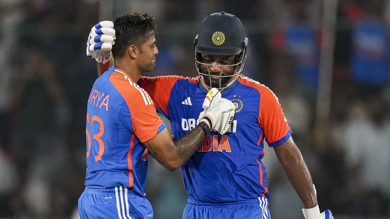 ഇന്ത്യയാണ് മൂന്നാം സ്ഥാനത്ത്. ഈ വര്‍ഷം ഒക്ടോബര്‍ 12ന് ബംഗ്ലാദേശിനെതിരെ നടന്ന മത്സരത്തില്‍ 20 ഓവറില്‍ ആറു വിക്കറ്റ് നഷ്ടത്തില്‍ 297 റണ്‍സ് ഇന്ത്യ നേടി. 47 പന്തില്‍ 111 റണ്‍സ് നേടിയ സഞ്ജു സാംസണായിരുന്നു കളിയിലെ താരം (Image Credits : PTI)