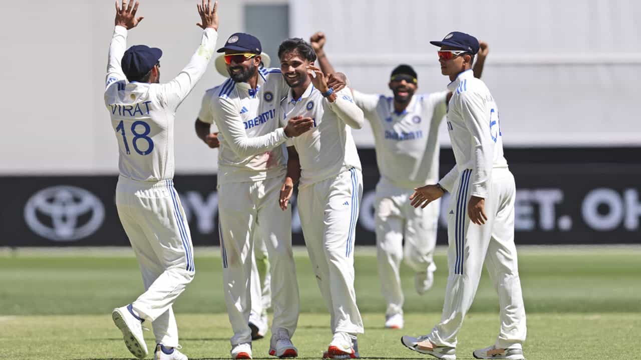BCCI : മോശം പെരുമാറ്റം, ബോഡി ഷെയ്മിങ് ! അഡ്ലെയ്ഡില് ഇന്ത്യന് ടീമിന് ആരാധകശല്യം; ബിസിസിഐ കര്ശന നടപടിയിലേക്ക് BCCI : മോശം പെരുമാറ്റം, ബോഡി ഷെയ്മിങ് ! അഡ്ലെയ്ഡില് ഇന്ത്യന് ടീമിന് ആരാധകശല്യം; ബിസിസിഐ കര്ശന നടപടിയിലേക്ക്